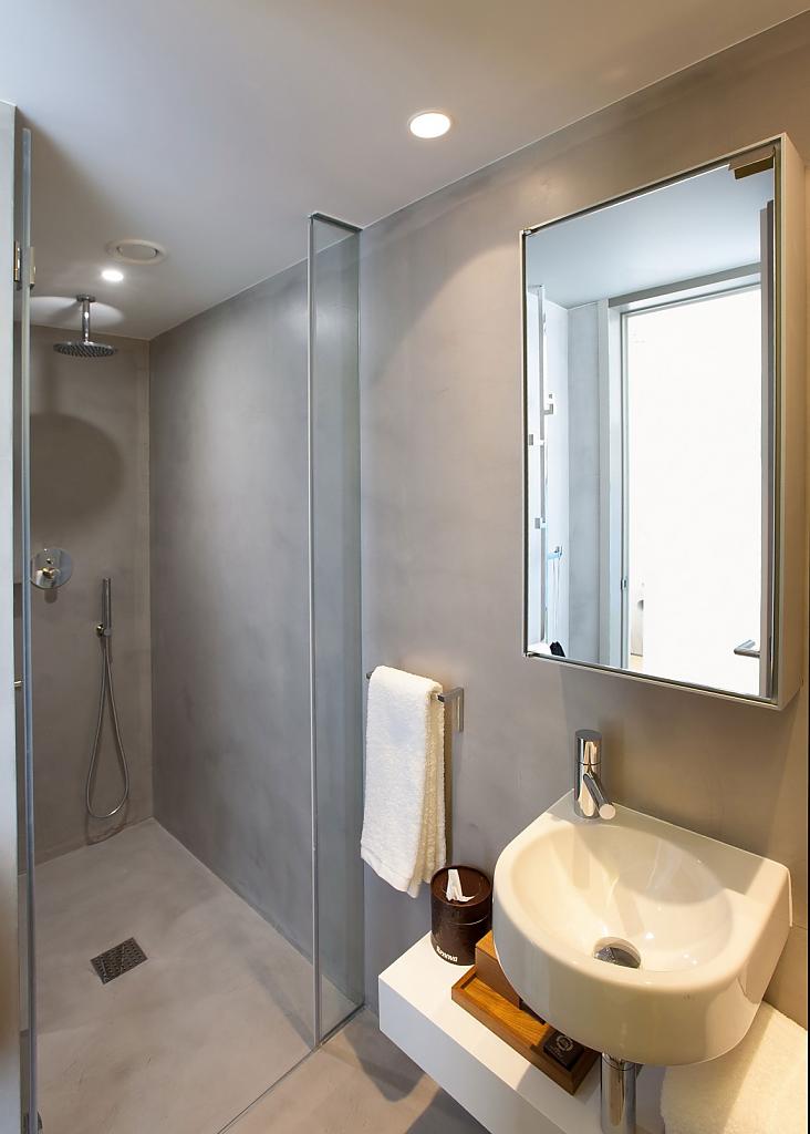 Стеклянный душ в ванной номера в бутике-отеле Memmo Alfama