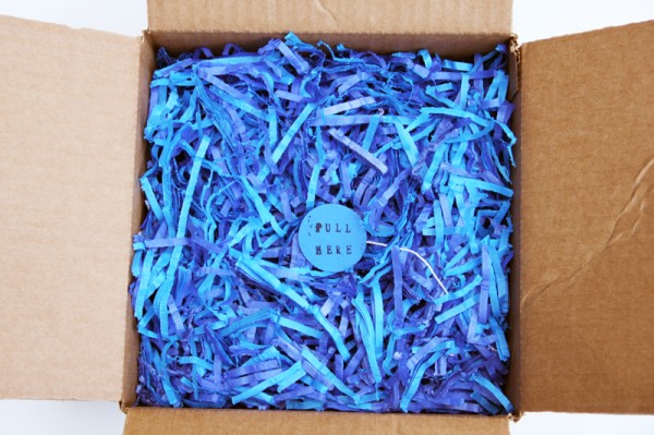 Синяя бумажная стружка в коробке