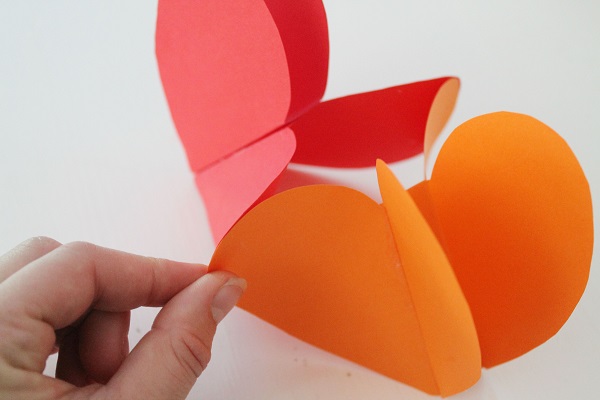Изготовление бумажной гирлянды из разноцветных сердец