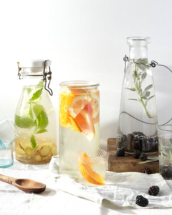 Ароматизированная вода с фруктами в прозрачных кувшинах