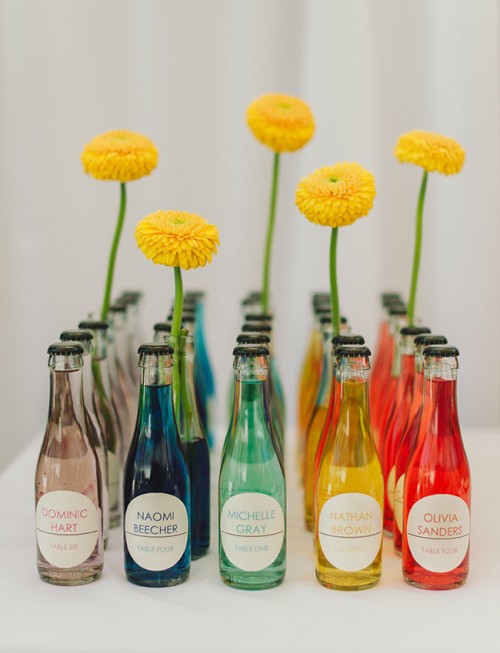 Бутылки с разноцветными напитками
