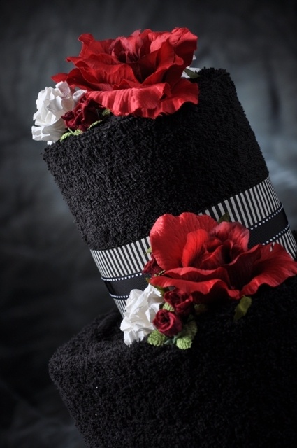 Свадебный торт в красно-чёрных тонах