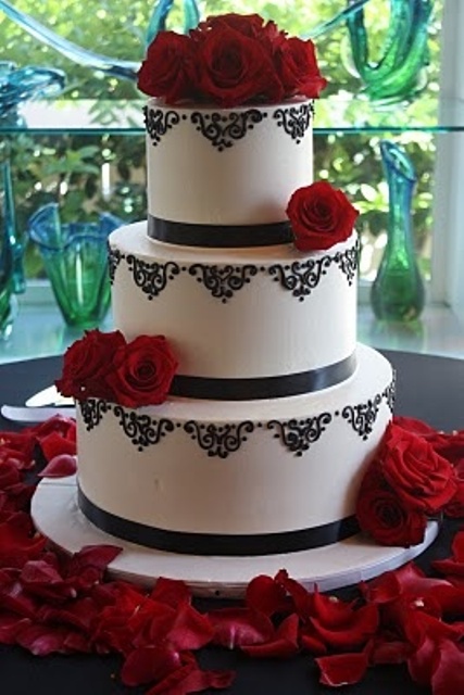 Свадебный торт в красно-чёрных тонах