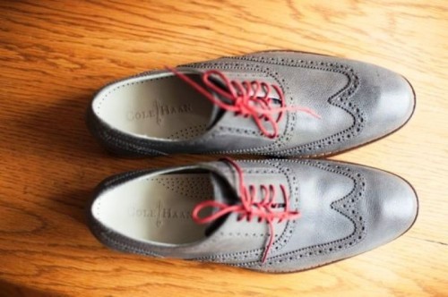 Серые туфли с красными шнурками