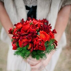 red-green-and-white-winter-wedding-08