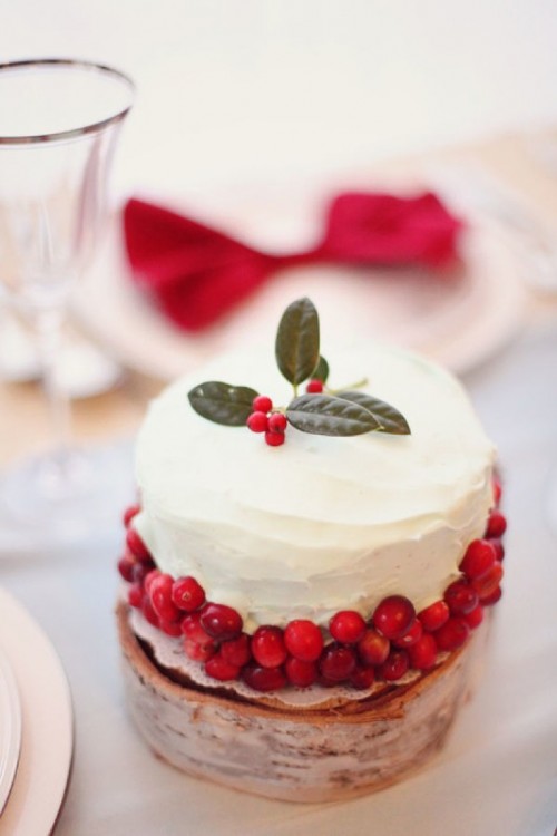 Торт с красными ягодами