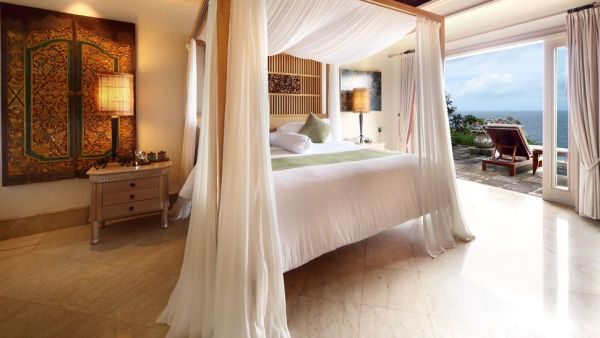 Роскошная белоснежная спальня в отеле AYANA Resort and Spa