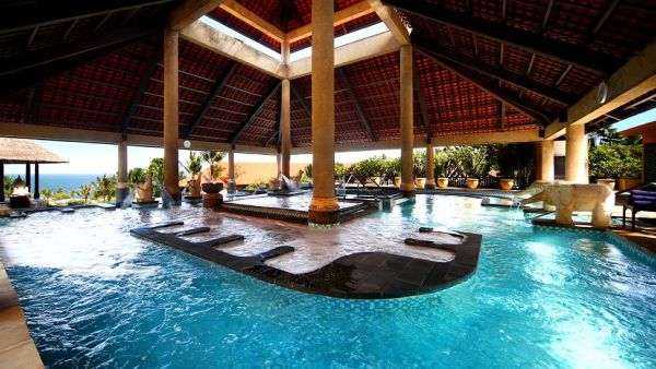 Крытый бассейн в отеле AYANA Resort and Spa