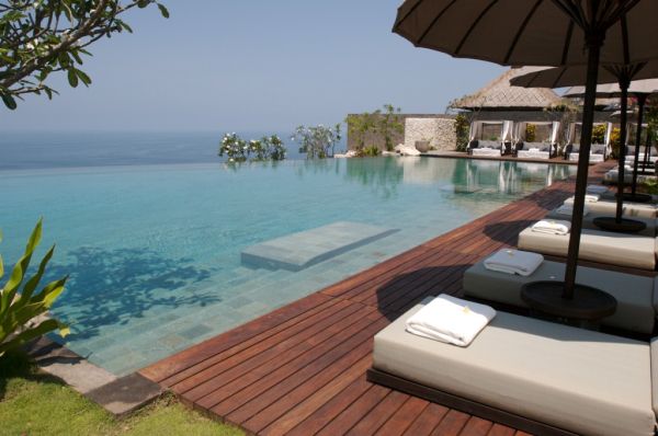 Лежаки на террасе у бассейна Bvlgari Resort