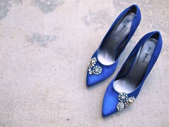 Синие туфли, декорированные брошами