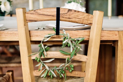 Оливковый венок на стуле