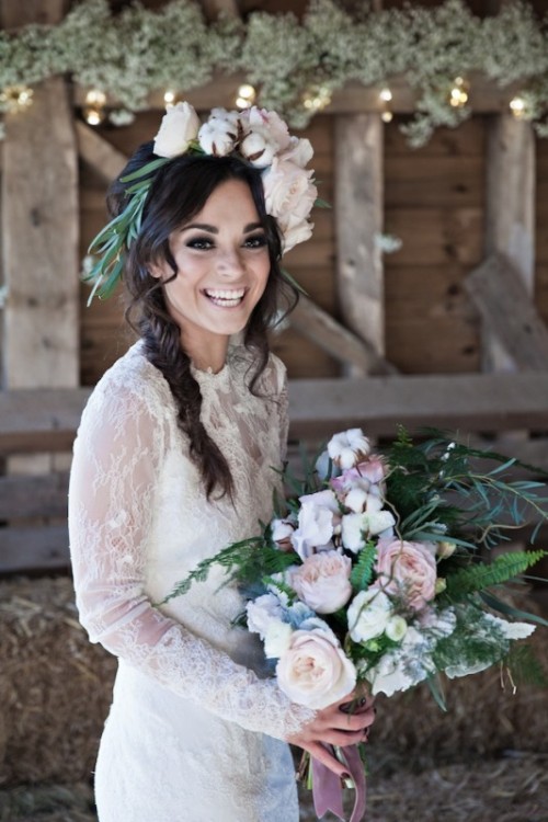 Невеста с букетом в сарае