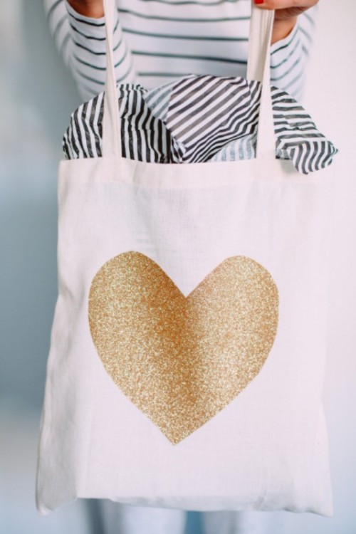 Белая сумка с золотистым сердцем
