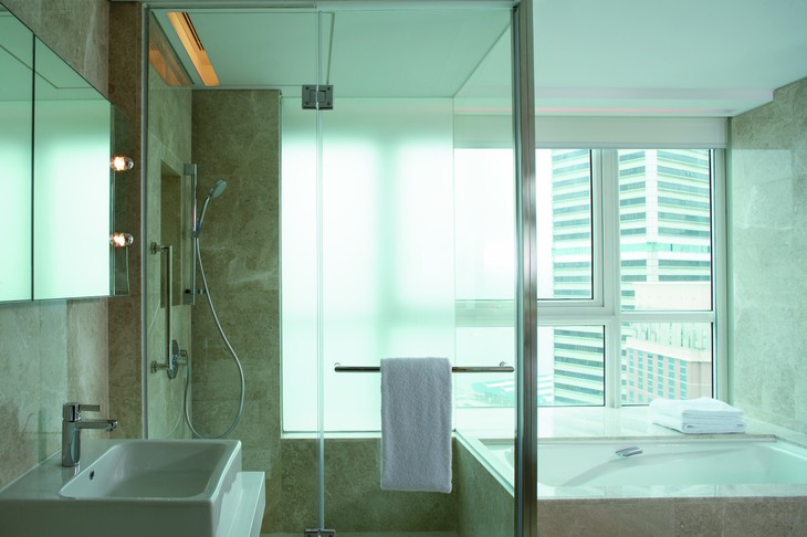 Ванная номера гостиницы Traders Hotel в Гонконге
