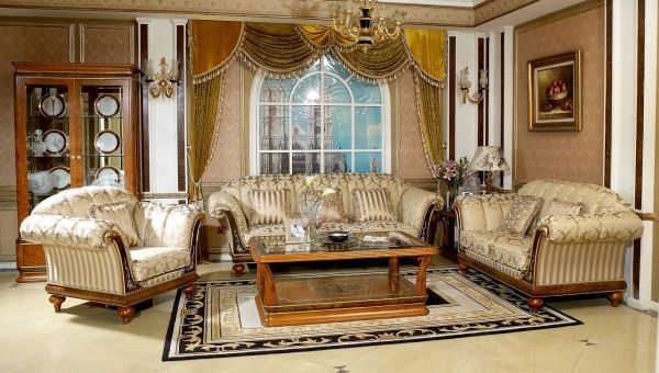 Интерьер роскошной гостиной в классическом стиле