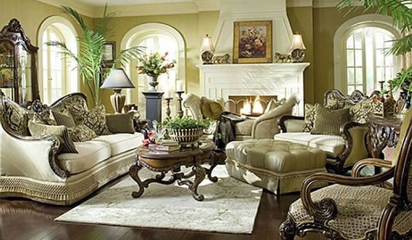 Роскошная мебель в гостиной с камином