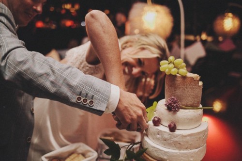 Молодожёны режут свадебный торт