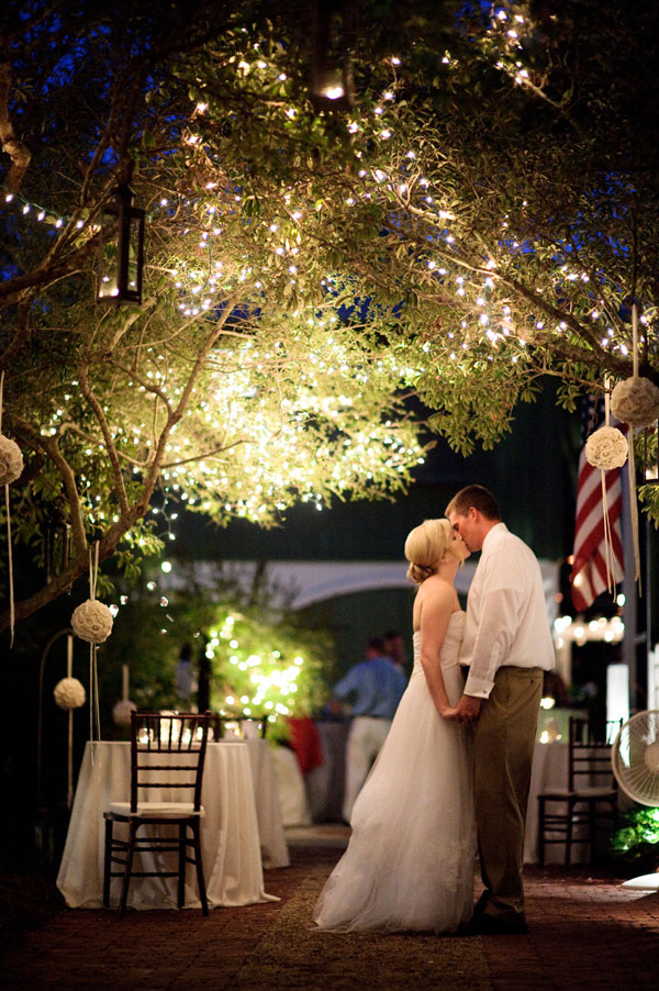 Жених и невеста целуются под деревьями