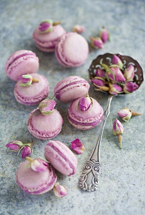 Сиреневое печенье и бутоны роз