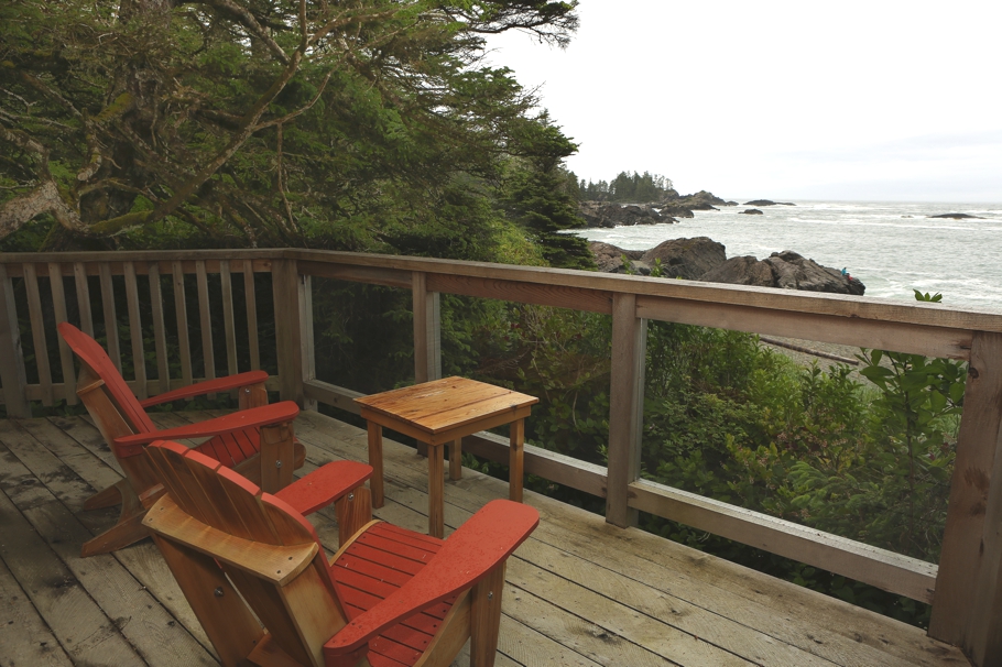 Терраса отеля Wya Point Resort в Канаде