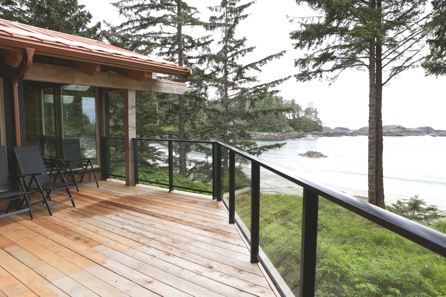 Терраса отеля Wya Point Resort в Канаде