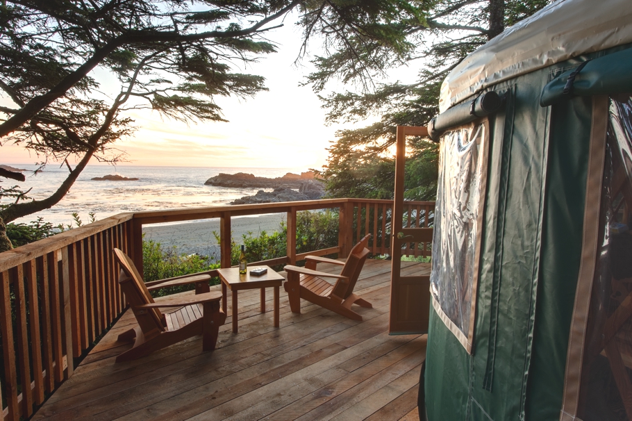 Терраса отеля Wya Point Resort в Канаде