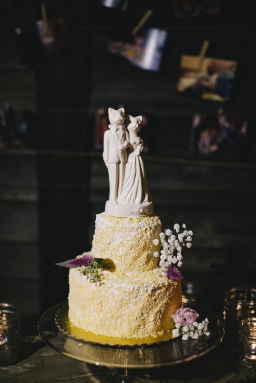 Свадебный торт с цветами и статуэткой