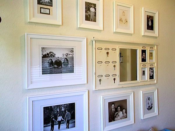 wall-gallery-of-familiy-pictures-with-white-frames