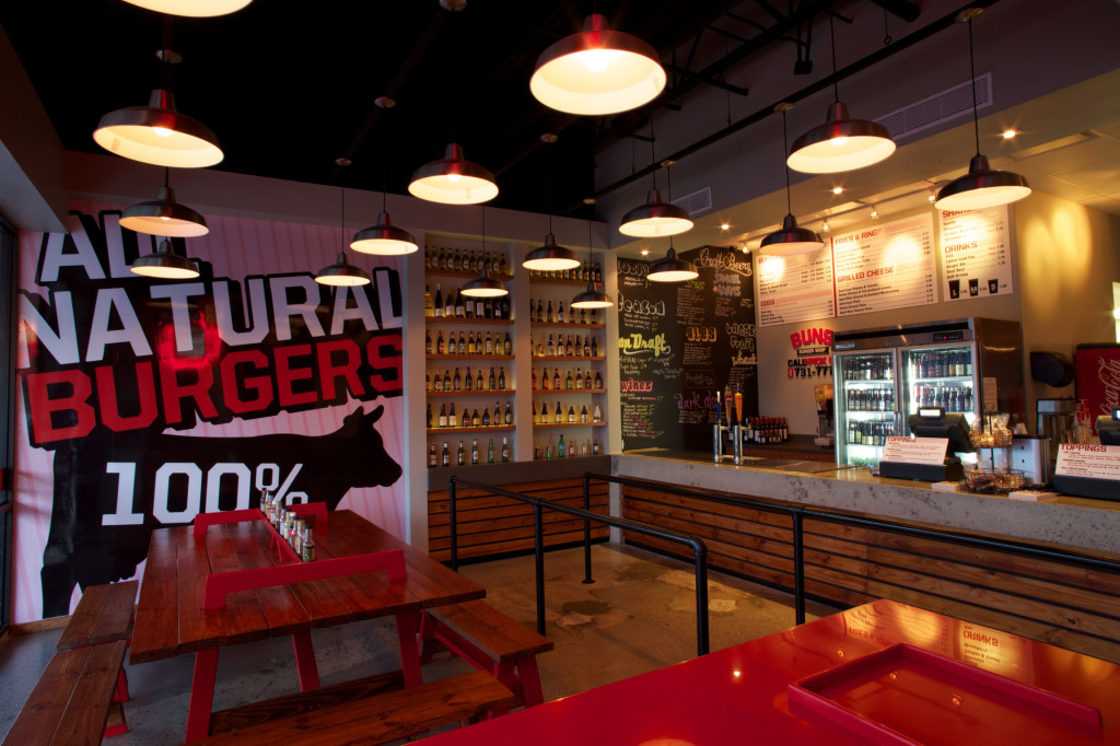Привлекательный интерьер заведения Buns Burger в США