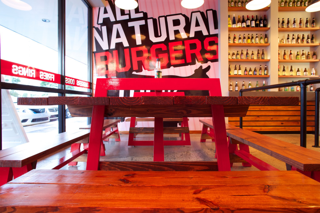 Привлекательный интерьер заведения Buns Burger в США