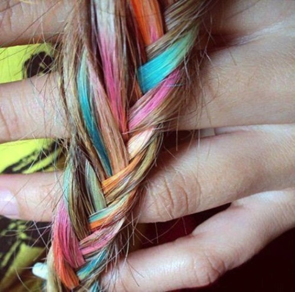 easy-and-safe-highlighting-your-kids-hair-with-hair-chalk
