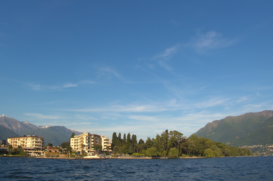 Отель Eden Roc с видом на озеро Мэгиор