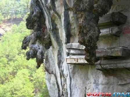 Висящие гробы в горах Уишань