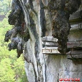 Висящие гробы в горах Уишань
