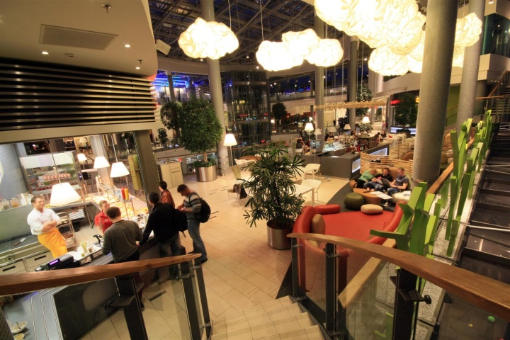 Крупный торговый центр FOOD COURTS в Гливици