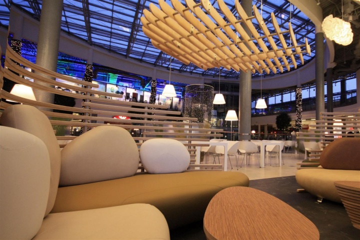 Крупный торговый центр FOOD COURTS в Гливици