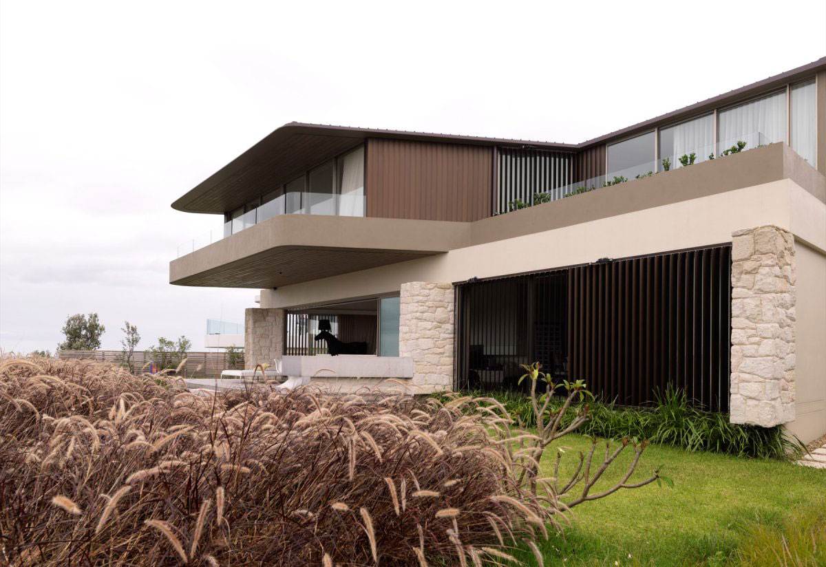 Уютный дом Quarterdeck House, оформленный в кофейных тонах () Уютный дом Quarterdeck House, оформленный в кофейных тонах