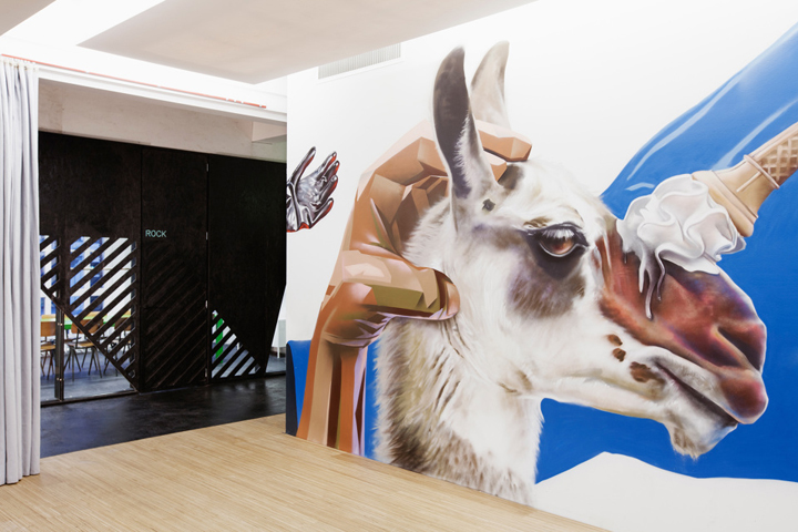 Креативный и смелый дизайн интерьера Superheroes office в Амстердаме, Нидерланды