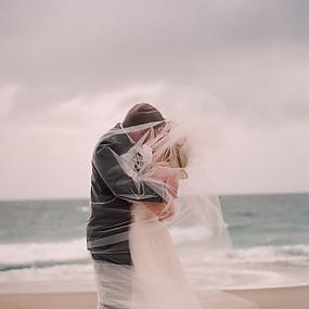 kiss-under-veil-beach-via-snippet-and-ink