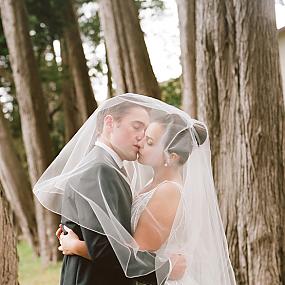 kiss-under-veil-elizabeth-messina