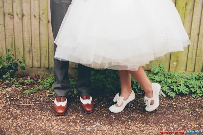 vintage-wedding-shoes-of-bride-and-groom-01