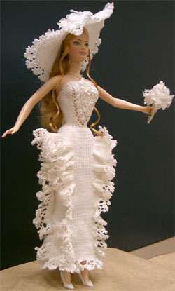 белое вязаное кукольное платье