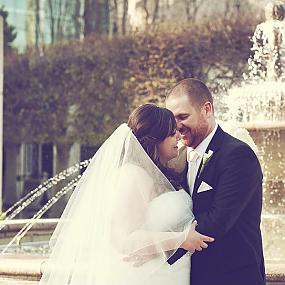 bride-and-groom-on-fountain-07