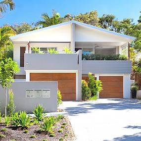 modern-sunshine-beach-duplex-australia-01