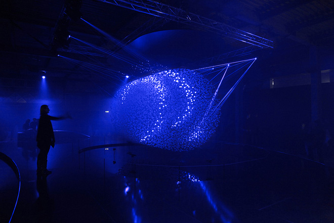 hyundai-fluidic-sculpture-in-motion-installation-at-milan-06