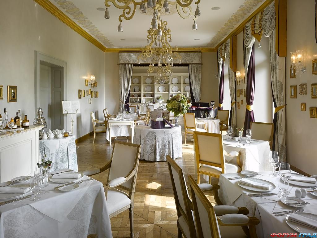 Ресторан в отеле Chateau Mcely