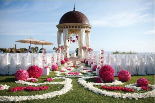 25-romantic-wedding-aisle-petals-decor-ideas-18