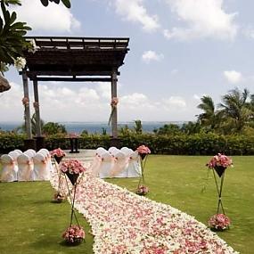 25-romantic-wedding-aisle-petals-decor-ideas-2
