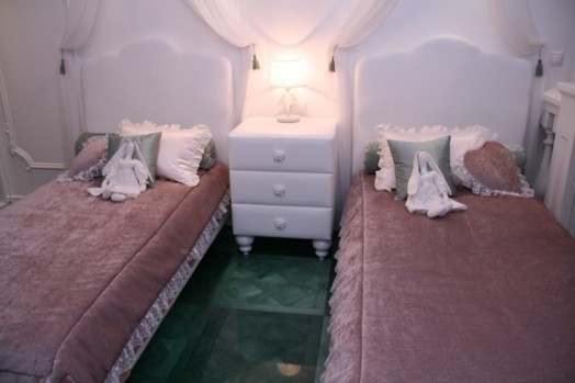 bedroom-design-in-the-style-of-alices-adventures-in-wonderland3