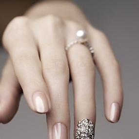 the-newest-wedding-trend-the-ring-finger-nails-decor-1